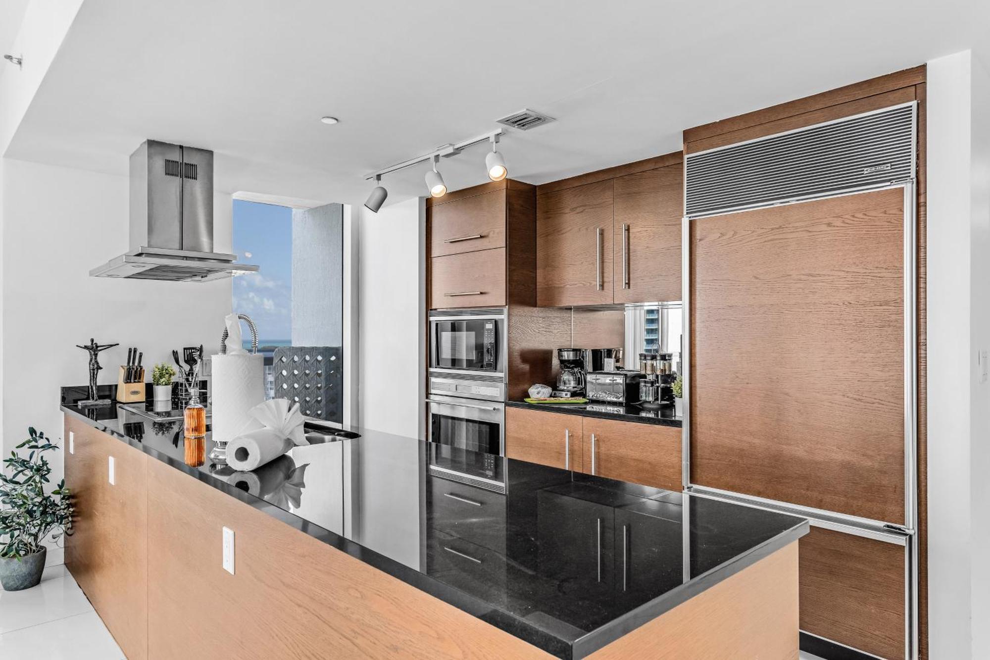 Luxurious Condo At Icon With Views Майами Экстерьер фото