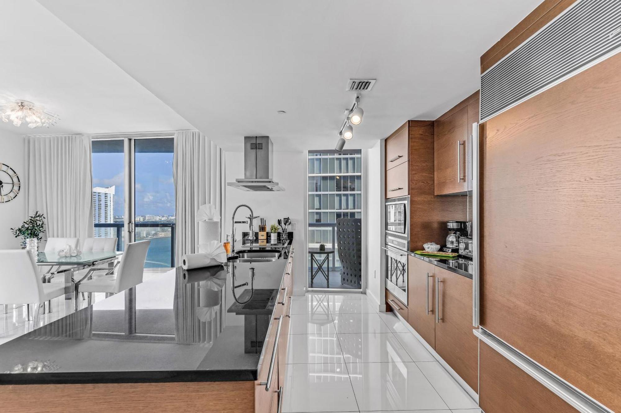Luxurious Condo At Icon With Views Майами Экстерьер фото
